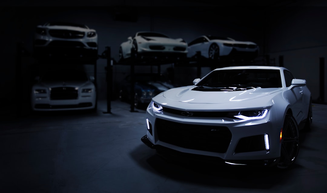 Automobilska industrija s modernim vozilima u proizvodnji.