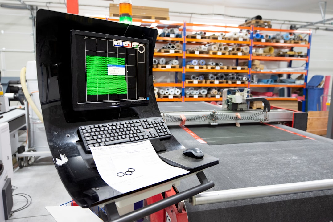 Proizvodnja automobila u modernoj industrijskoj tvornici.