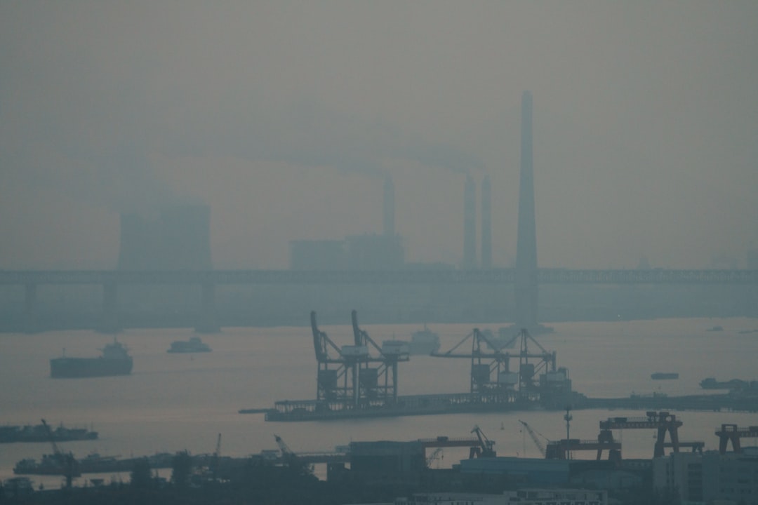 Zagađen zrak iznad grada, ekološki problemi prisutni.